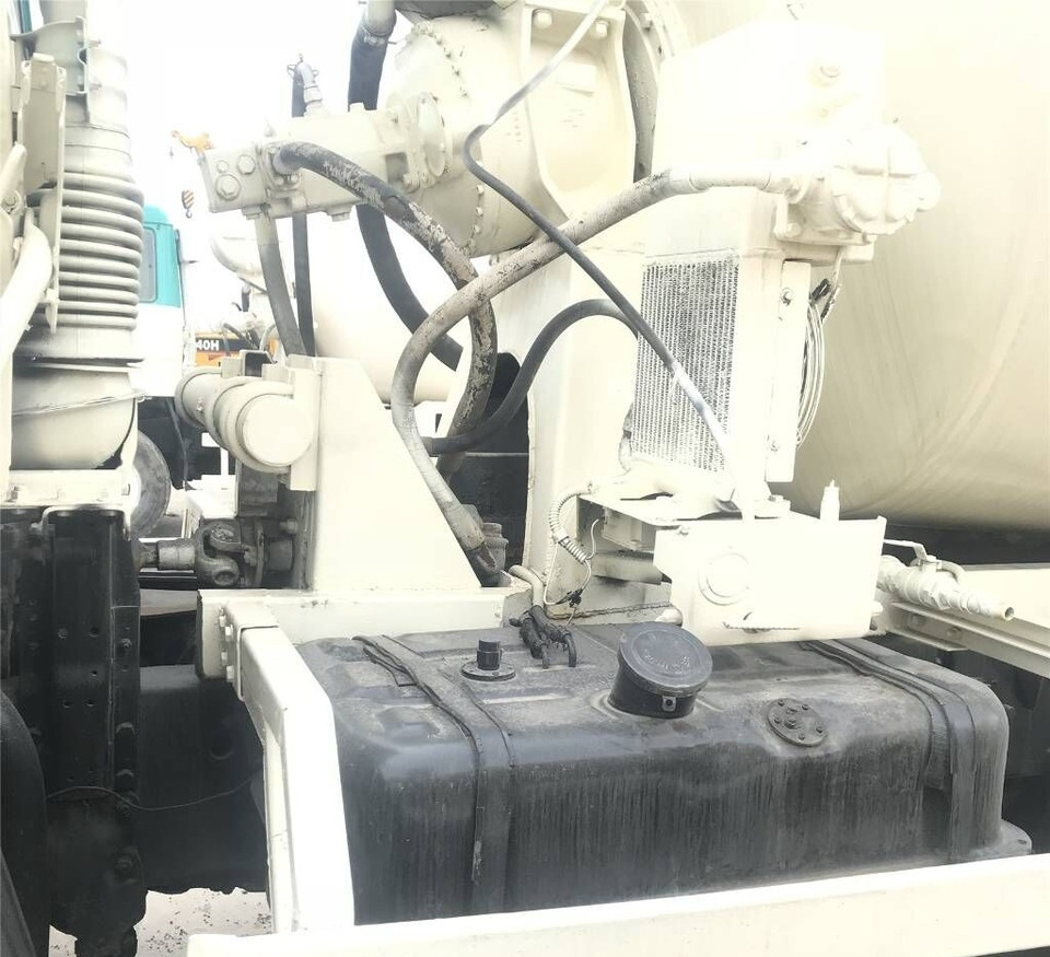 Mitsubishi FV415J - Concrete mixer truck: picture 4 Mitsubishi FV415J - Concrete mixer truck: picture 4