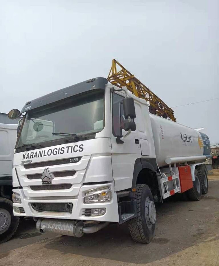 Sinotruk HOWO 6*4 sprinkler - Vacuum truck: picture 1 Sinotruk HOWO 6*4 sprinkler - Vacuum truck: picture 1