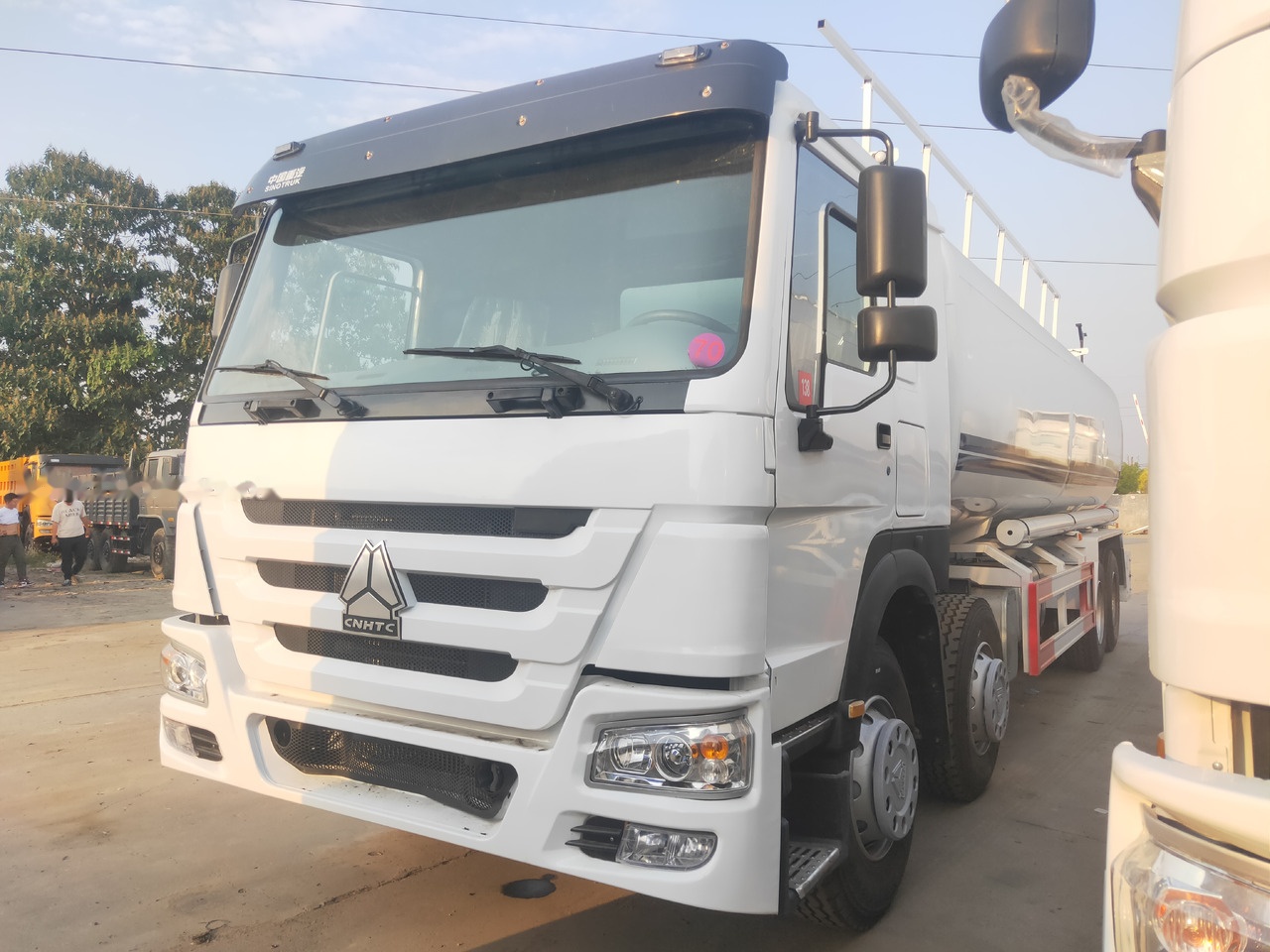 Sinotruk HOWO 8*4 Tank truck - Tanker truck: picture 5 Sinotruk HOWO 8*4 Tank truck - Tanker truck: picture 5