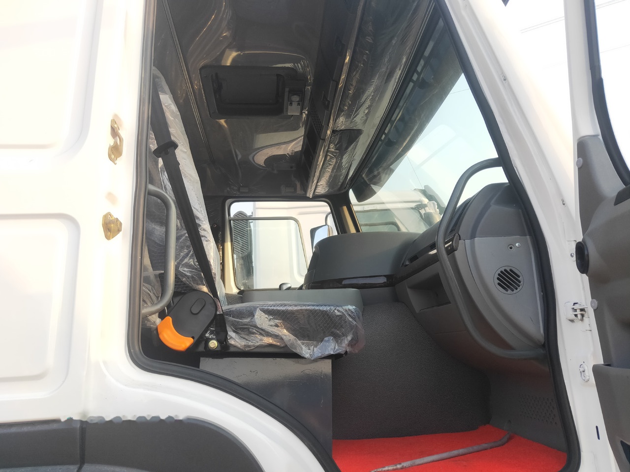 Sinotruk HOWO 8*4 Tank truck - Tanker truck: picture 4 Sinotruk HOWO 8*4 Tank truck - Tanker truck: picture 4