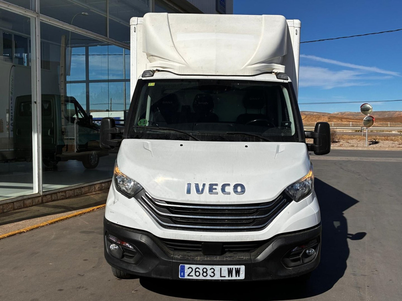 Caja cerrada con plataforma elevadora IVECO 35C14 20m3 con puerta lateral - Closed box van: picture 2 Caja cerrada con plataforma elevadora IVECO 35C14 20m3 con puerta lateral - Closed box van: picture 2