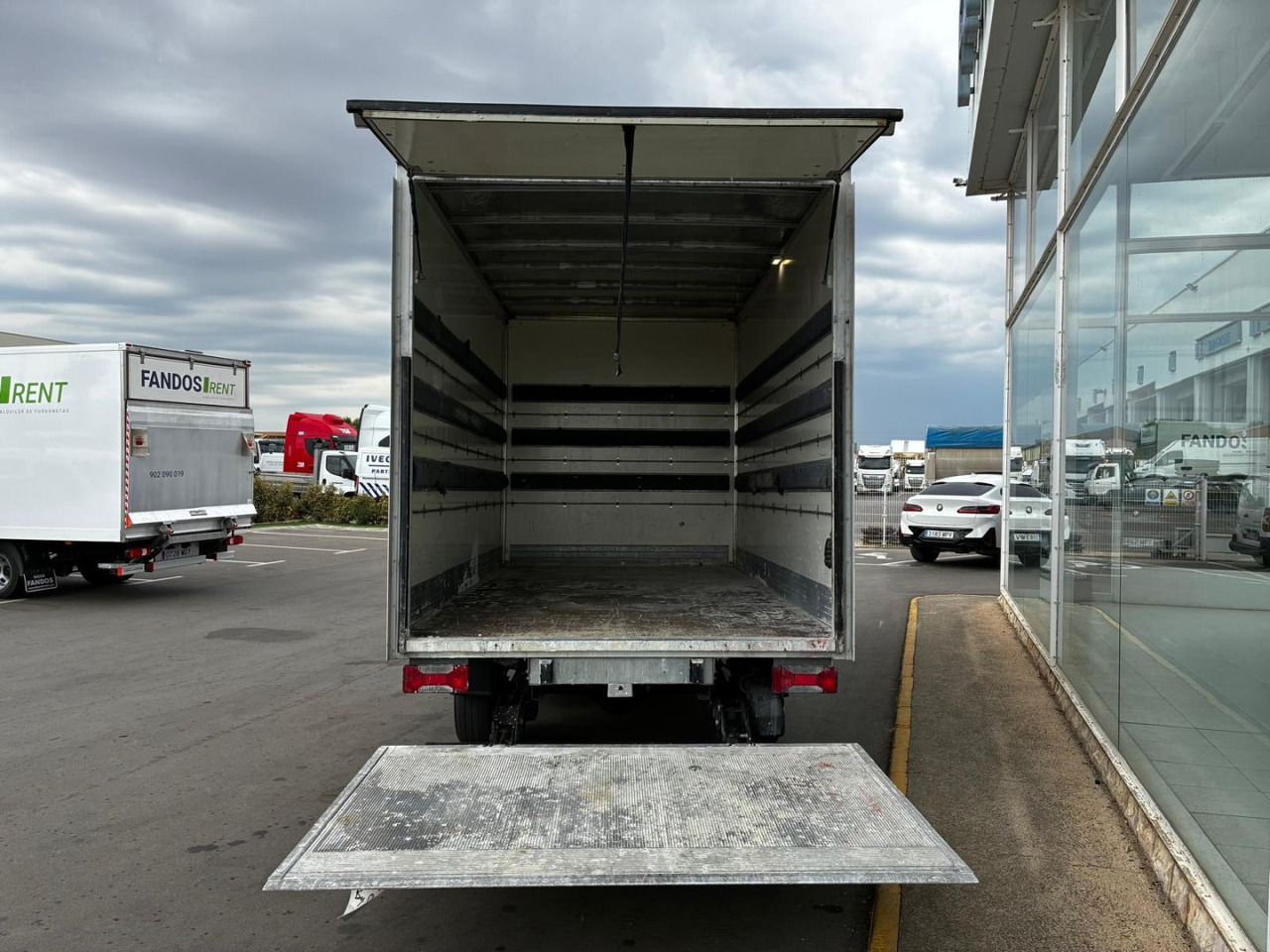 Caja cerrada con plataforma elevadora IVECO 35C16 20m3 - Closed box van: picture 4 Caja cerrada con plataforma elevadora IVECO 35C16 20m3 - Closed box van: picture 4