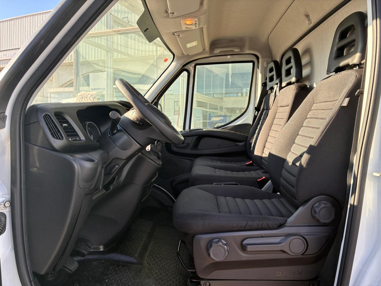 Caja cerrada con plataforma elevadora IVECO 35C16 20m3 - Closed box van: picture 5 Caja cerrada con plataforma elevadora IVECO 35C16 20m3 - Closed box van: picture 5