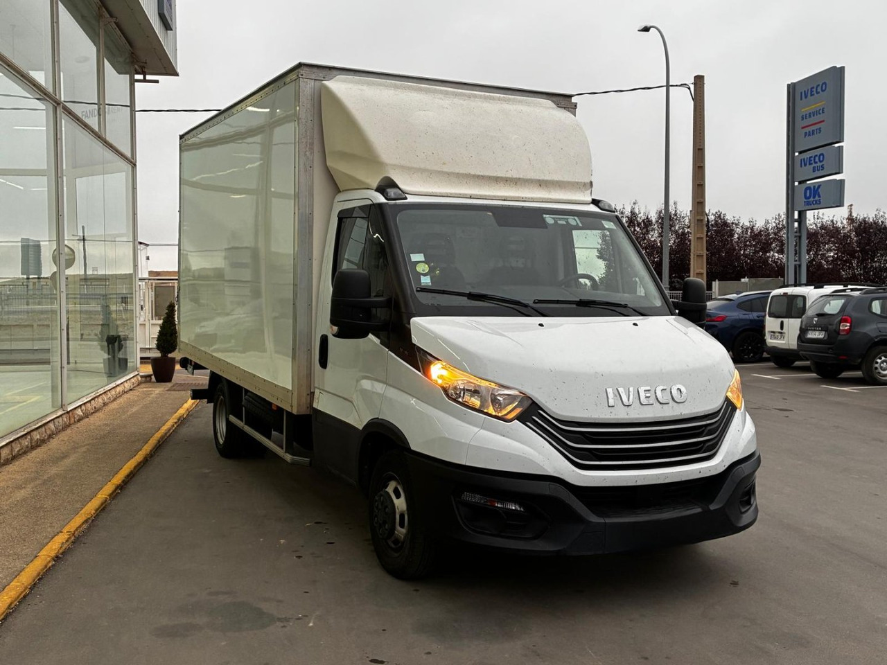 Caja cerrada con plataforma elevadora IVECO 35C16 3.0 20m3 - Closed box van: picture 3 Caja cerrada con plataforma elevadora IVECO 35C16 3.0 20m3 - Closed box van: picture 3