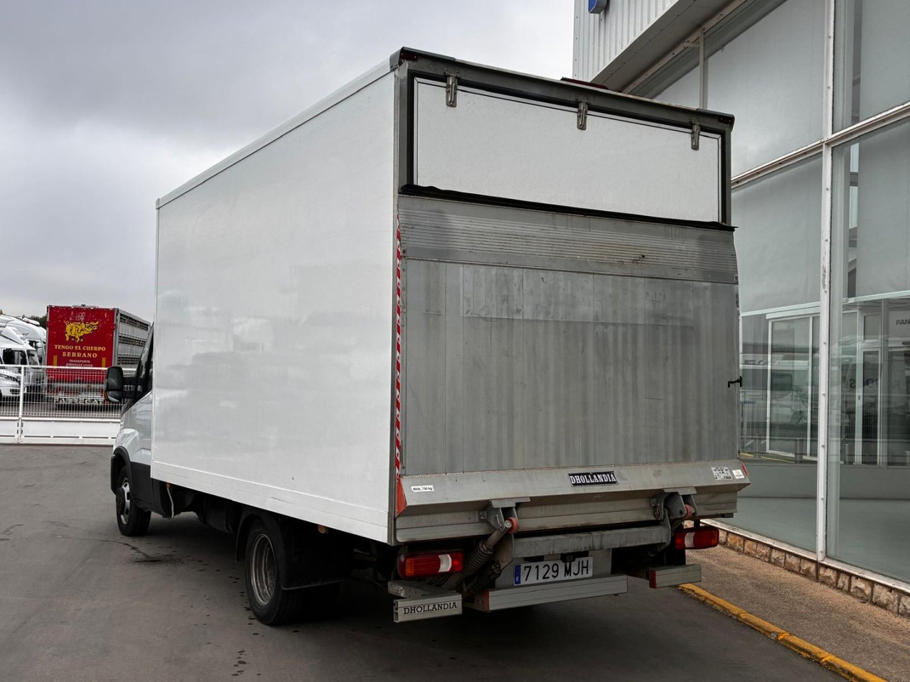 Caja cerrada con plataforma elevadora IVECO 35C16 3.0 20m3 con puerta lateral - Closed box van: picture 4 Caja cerrada con plataforma elevadora IVECO 35C16 3.0 20m3 con puerta lateral - Closed box van: picture 4