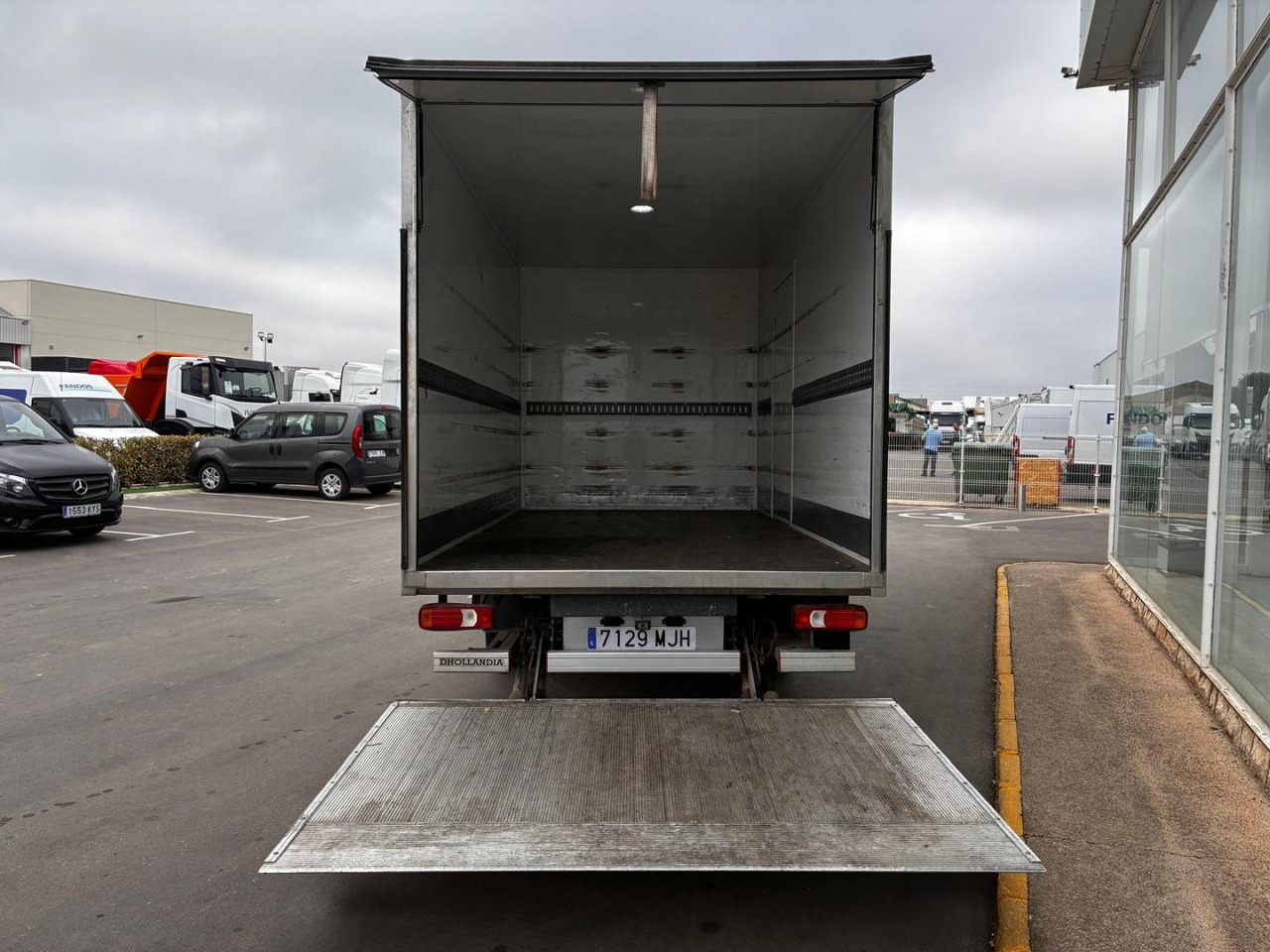 Caja cerrada con plataforma elevadora IVECO 35C16 3.0 20m3 con puerta lateral - Closed box van: picture 5 Caja cerrada con plataforma elevadora IVECO 35C16 3.0 20m3 con puerta lateral - Closed box van: picture 5