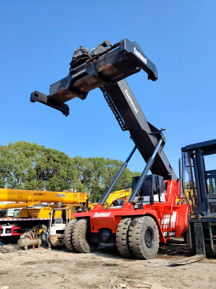 FANTUZZI CS45KM 45 ton - Reach stacker: picture 3 FANTUZZI CS45KM 45 ton - Reach stacker: picture 3