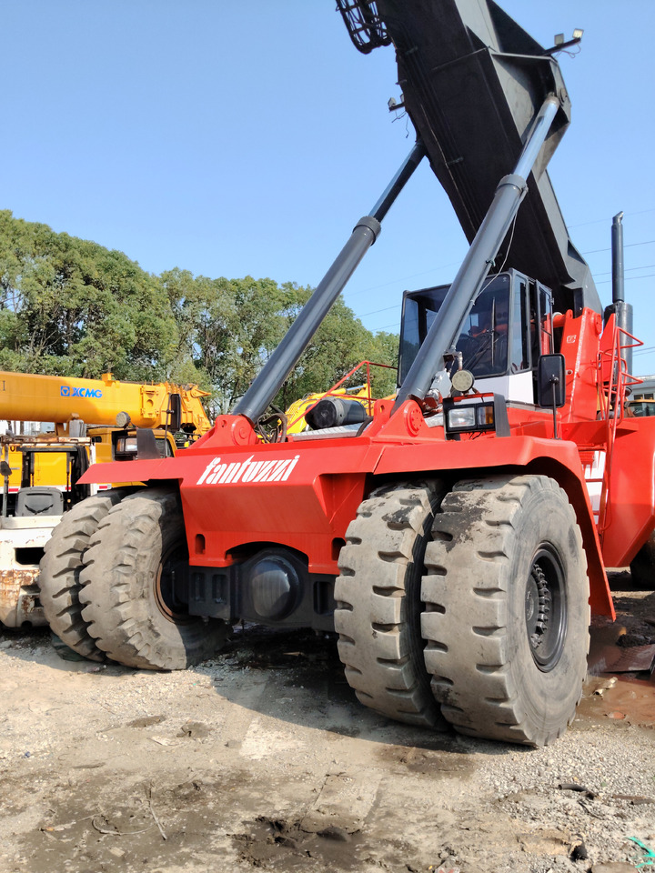 FANTUZZI CS45KM 45 ton - Reach stacker: picture 4 FANTUZZI CS45KM 45 ton - Reach stacker: picture 4