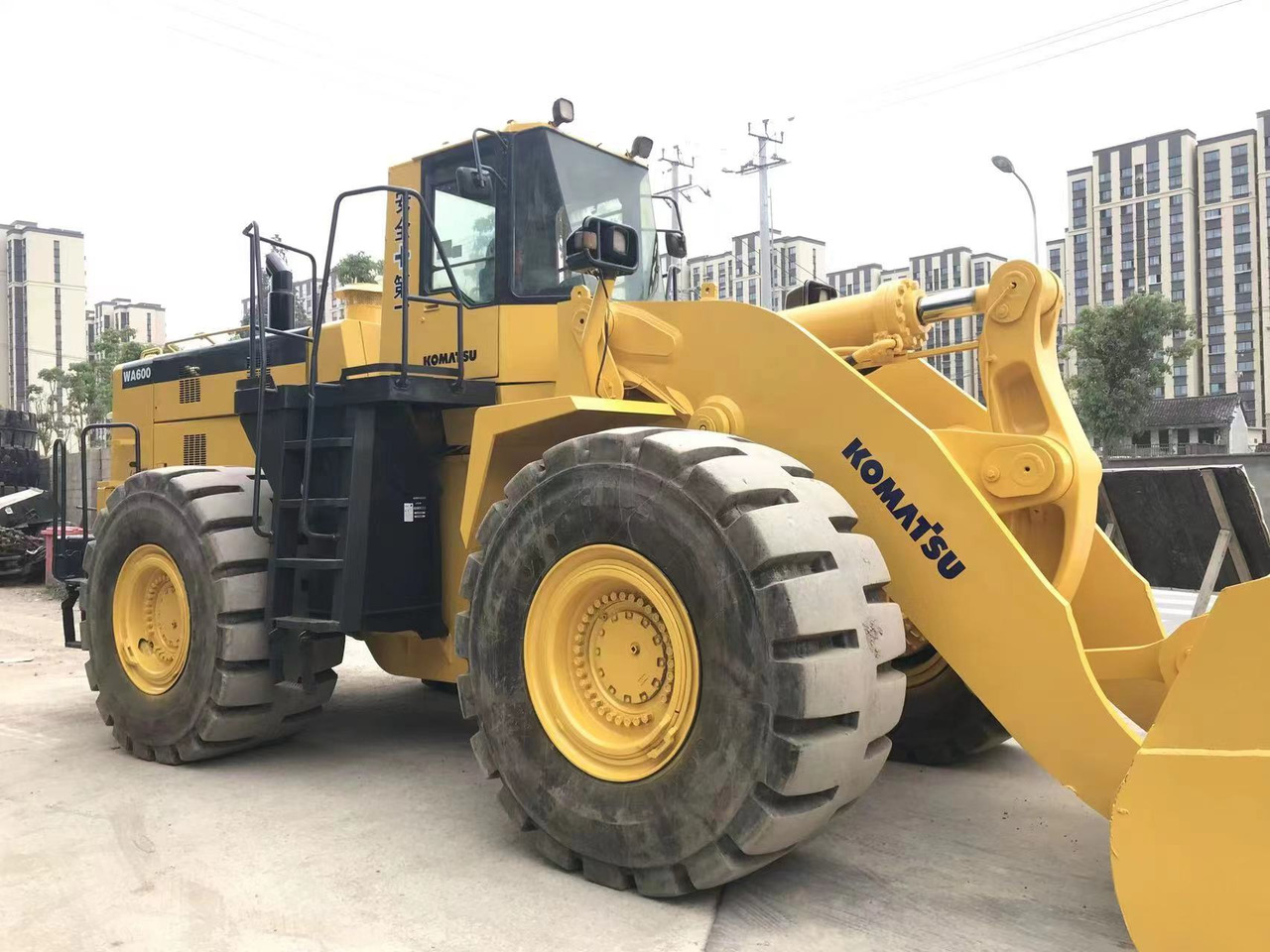 Wheel loader KOMATSU WA600: picture 1