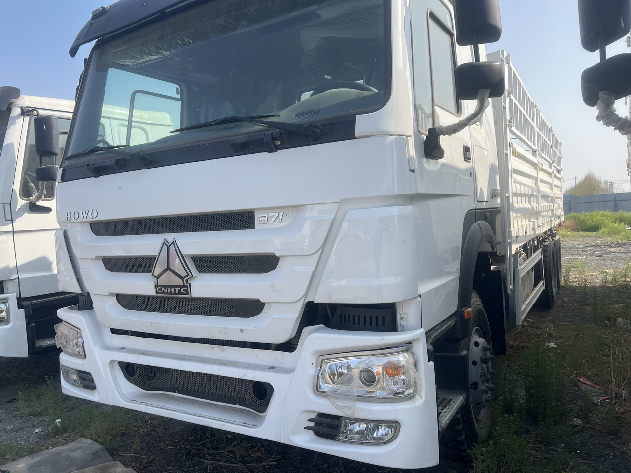 SINOTRUK 371 6*4 with FENCE LIVESTOCK TRUCK 375 380 400 420 8*4 DUMP TRUCK - Tipper: picture 1 SINOTRUK 371 6*4 with FENCE LIVESTOCK TRUCK 375 380 400 420 8*4 DUMP TRUCK - Tipper: picture 1