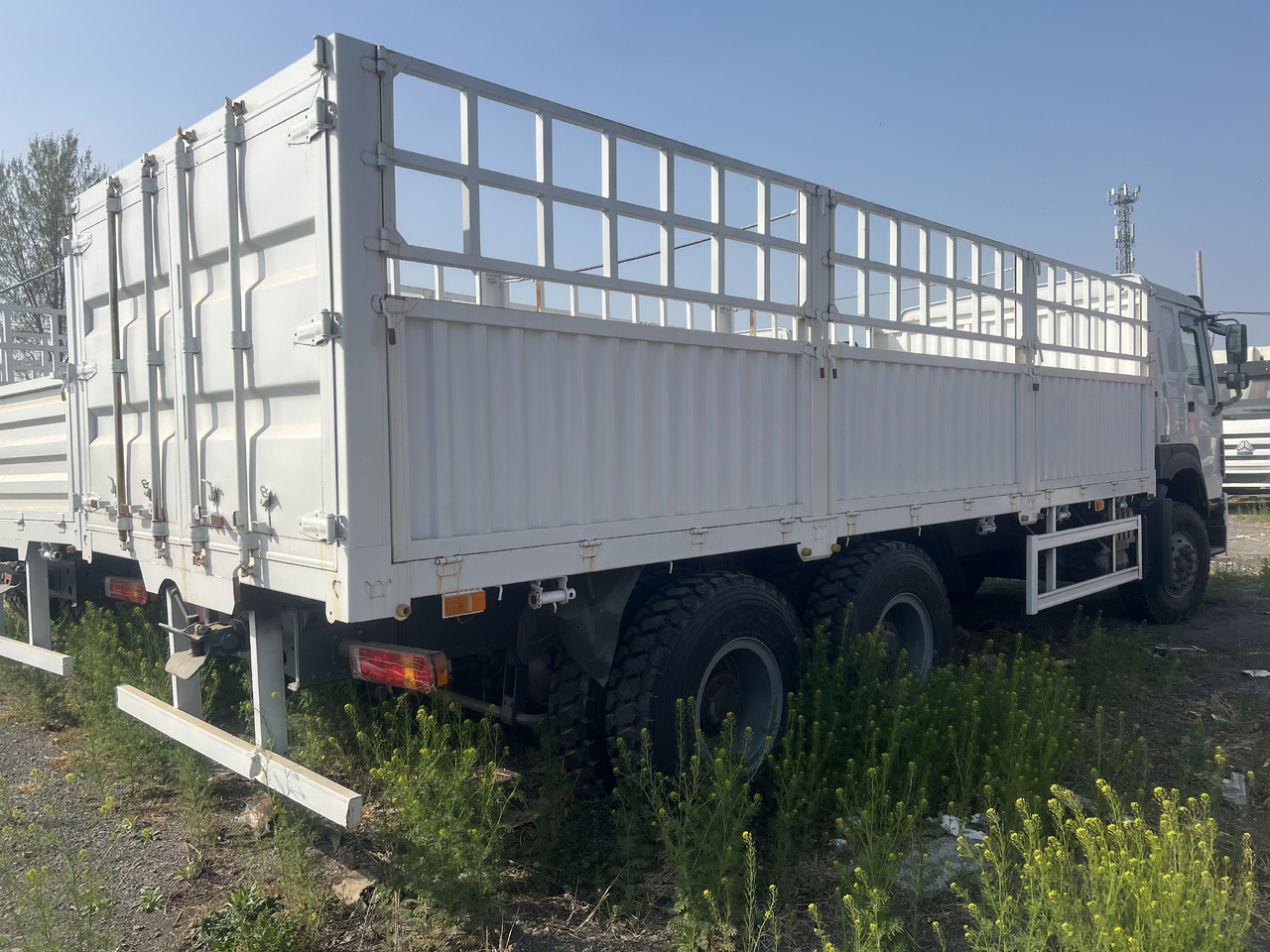 SINOTRUK 371 6*4 with FENCE LIVESTOCK TRUCK 375 380 400 420 8*4 DUMP TRUCK - Tipper: picture 5 SINOTRUK 371 6*4 with FENCE LIVESTOCK TRUCK 375 380 400 420 8*4 DUMP TRUCK - Tipper: picture 5