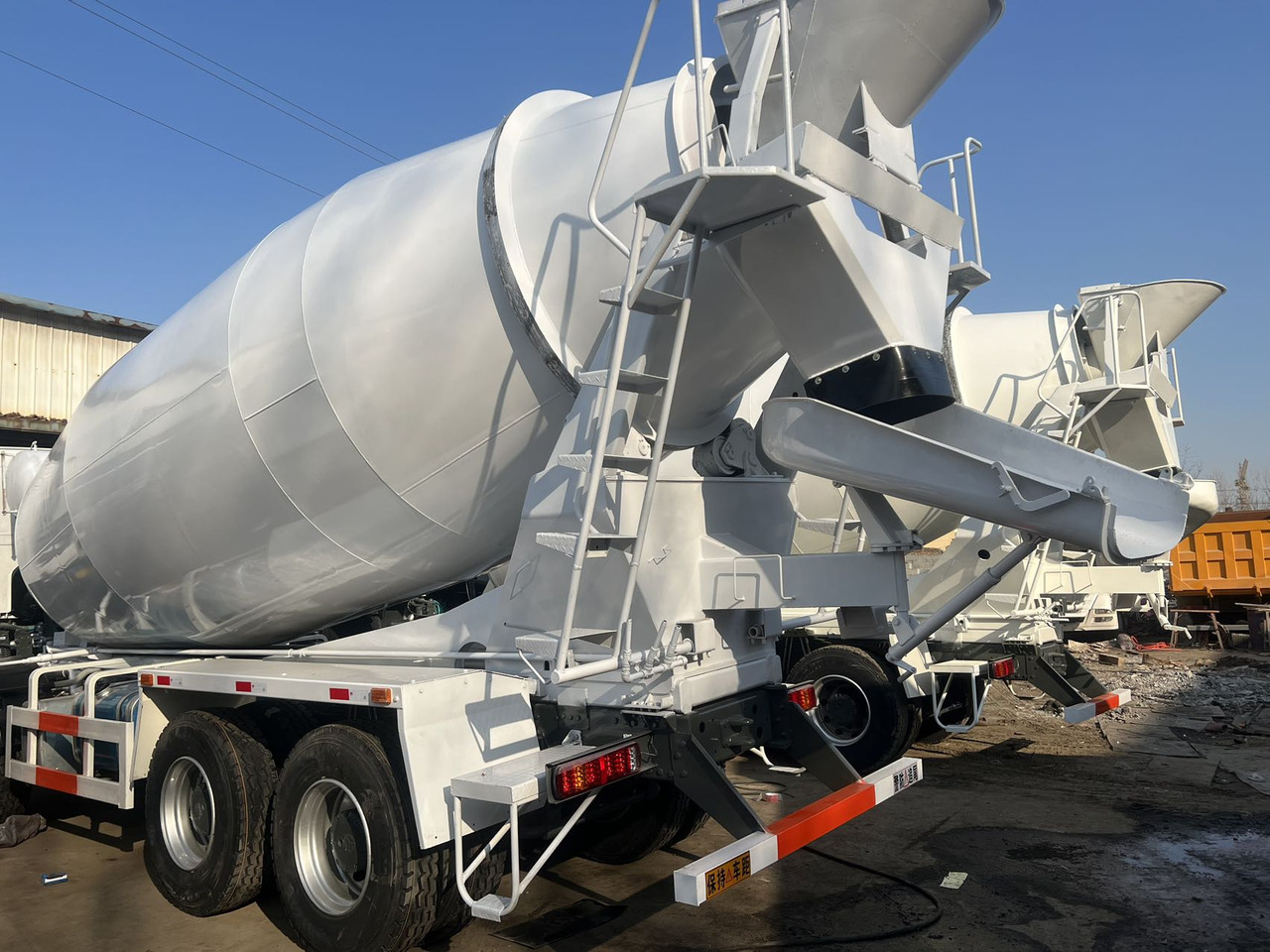 SINOTRUK HOWO 371 16 CBM 8*4 12 Tires - Concrete mixer truck: picture 4 SINOTRUK HOWO 371 16 CBM 8*4 12 Tires - Concrete mixer truck: picture 4