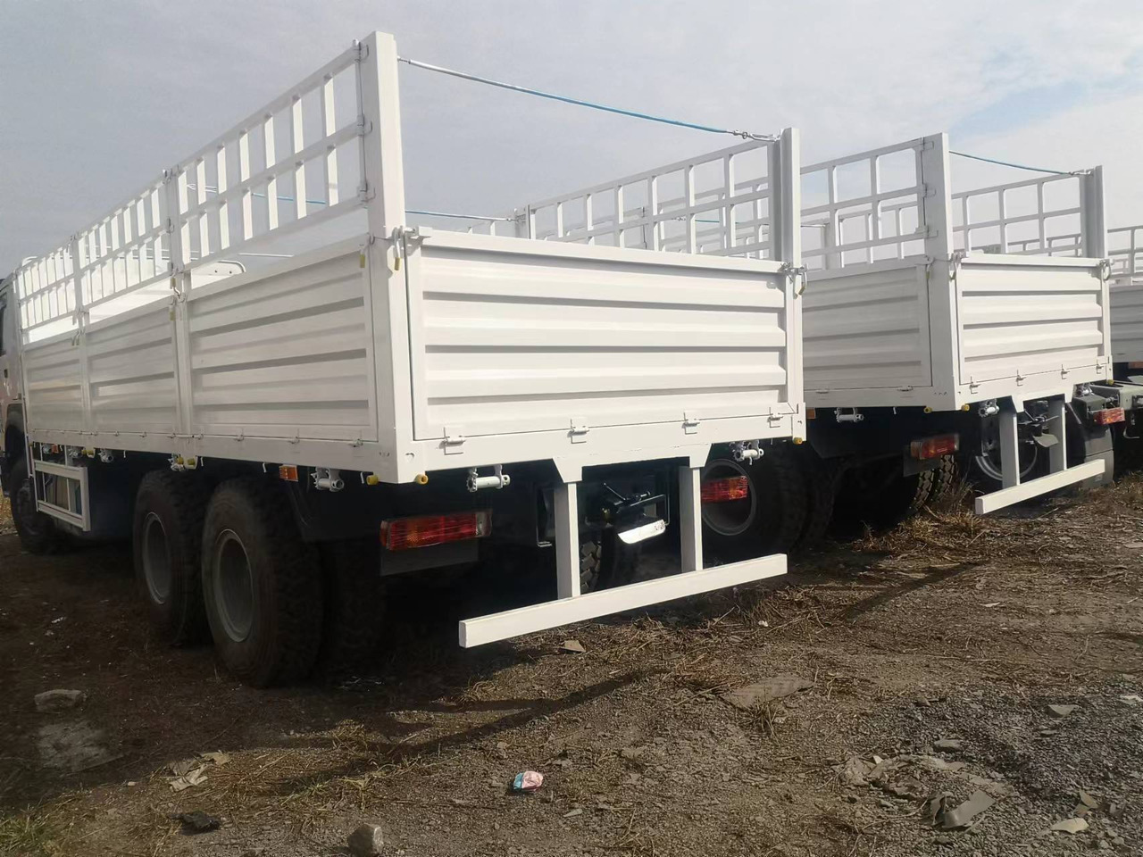 SINOTRUK HOWO 375 SINOTRUK HOWO 371 WITH FENCE howo380 420 400 - Livestock truck: picture 1 SINOTRUK HOWO 375 SINOTRUK HOWO 371 WITH FENCE howo380 420 400 - Livestock truck: picture 1