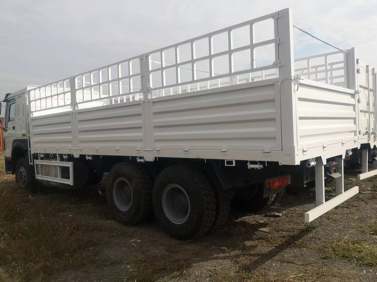 SINOTRUK HOWO 375 SINOTRUK HOWO 371 WITH FENCE howo380 420 400 - Livestock truck: picture 4 SINOTRUK HOWO 375 SINOTRUK HOWO 371 WITH FENCE howo380 420 400 - Livestock truck: picture 4