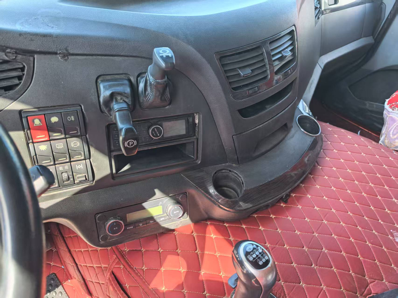 FAW JIEFANG 6*4 8*4 TRACTOR HEAD - Tractor unit: picture 5 FAW JIEFANG 6*4 8*4 TRACTOR HEAD - Tractor unit: picture 5