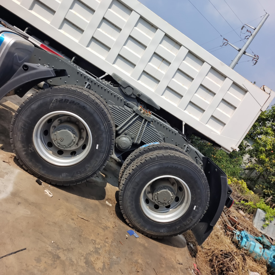 SINOTRUK HOWO 371 6*4 TRACTOR HEAD - Tractor unit: picture 3 SINOTRUK HOWO 371 6*4 TRACTOR HEAD - Tractor unit: picture 3