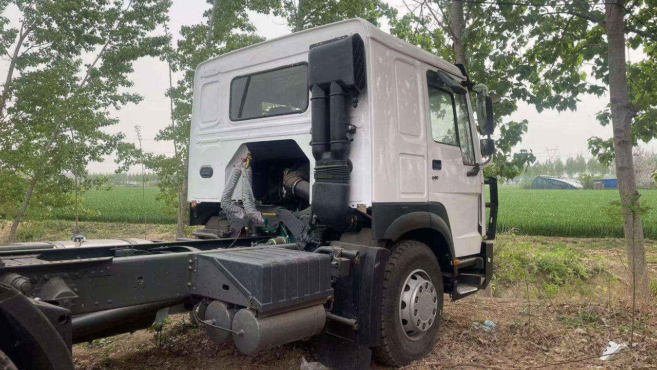 SINOTRUK HOWO 375 4*2 TRACTOR HEAD 371 380 400 420 HP 6*4 8*4 - Tractor unit: picture 4 SINOTRUK HOWO 375 4*2 TRACTOR HEAD 371 380 400 420 HP 6*4 8*4 - Tractor unit: picture 4