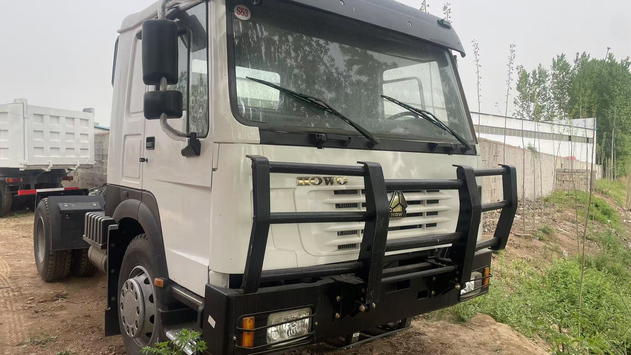 SINOTRUK HOWO 4*2 TRACTOR HEAD 371 375 380 400 420 HP - Tractor unit: picture 1 SINOTRUK HOWO 4*2 TRACTOR HEAD 371 375 380 400 420 HP - Tractor unit: picture 1
