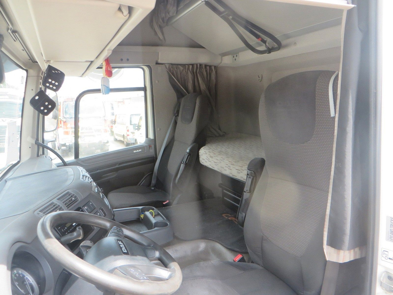 Curtain side truck DAF CF320 4x2 18T Curtainside 7.70m: picture 11