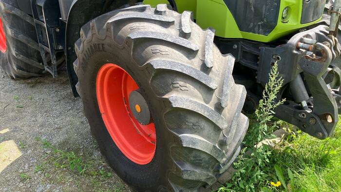 Farm tractor Claas Axion 840: picture 7