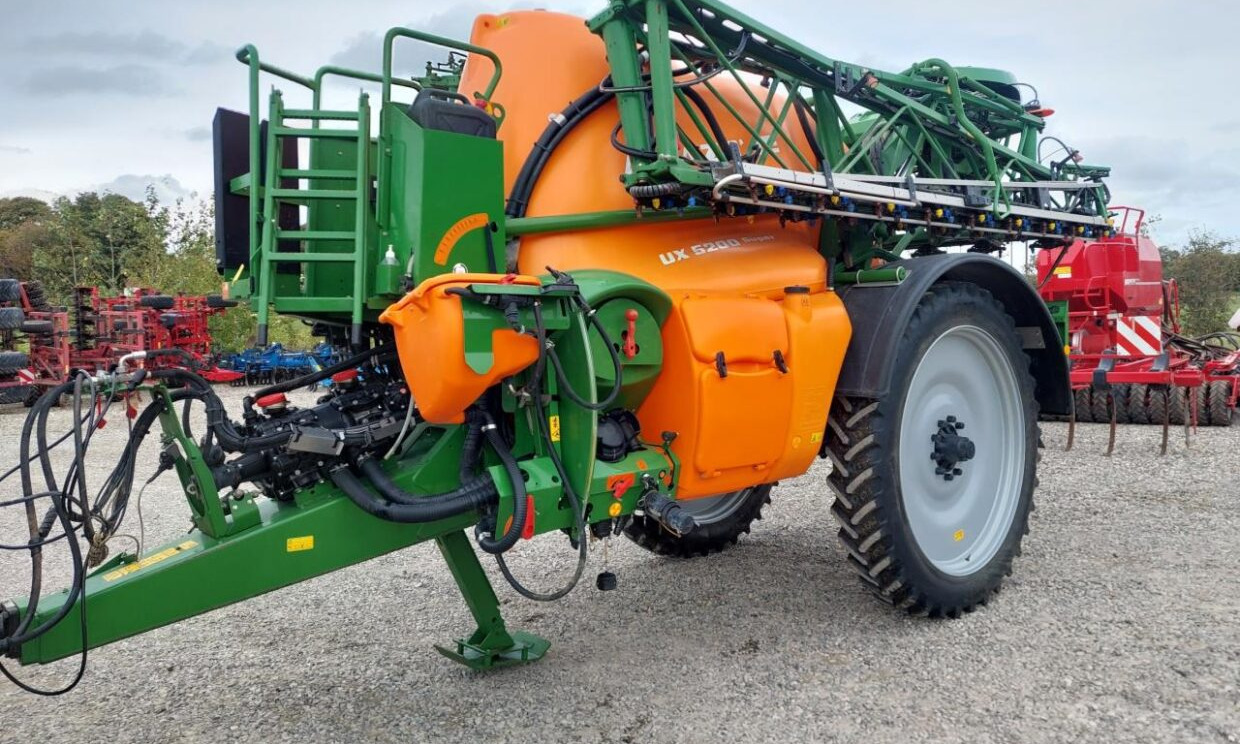 Amazone UX 5200 - 28m med Ama-Select - Trailed sprayer: picture 1 Amazone UX 5200 - 28m med Ama-Select - Trailed sprayer: picture 1
