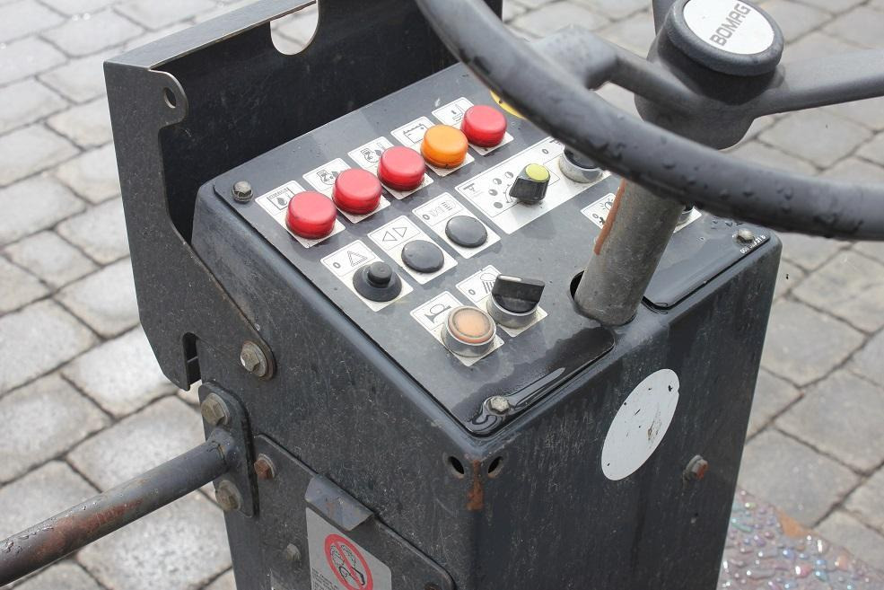 Bomag BW 100 AC 3 - Cab and interior for Combination roller: picture 4 Bomag BW 100 AC 3 - Cab and interior for Combination roller: picture 4