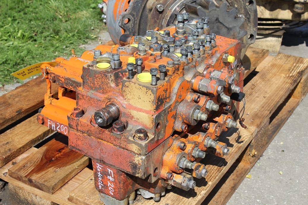 Hitachi FH 200-3 - Hydraulic valve for Construction machinery: picture 4 Hitachi FH 200-3 - Hydraulic valve for Construction machinery: picture 4
