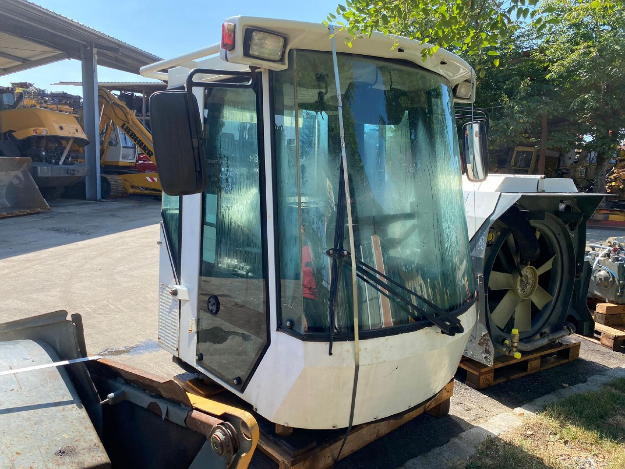 Liebherr L 564 - Cab for Construction machinery: picture 4 Liebherr L 564 - Cab for Construction machinery: picture 4