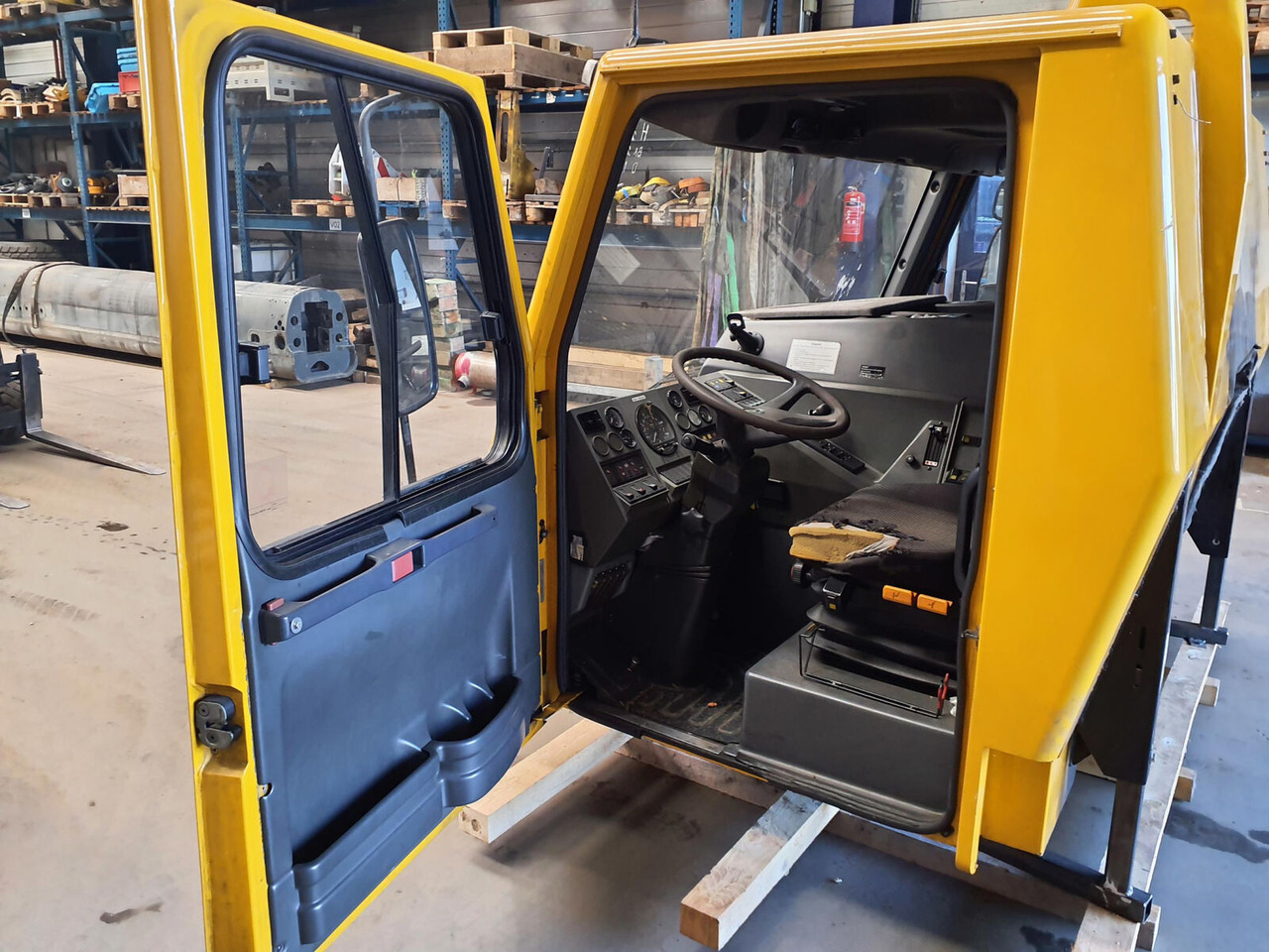 Grove GMK 3050 driver cabine complete - Cab for Mobile crane: picture 5 Grove GMK 3050 driver cabine complete - Cab for Mobile crane: picture 5