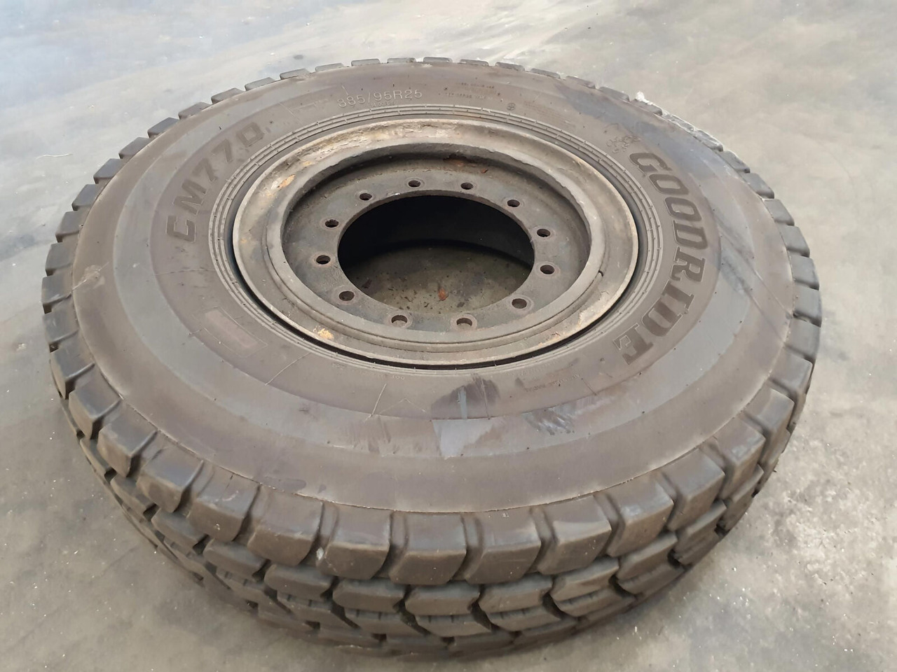 Grove Wheel 385/95R25 12 5.4 3p - Wheel and tire package for Crane: picture 2 Grove Wheel 385/95R25 12 5.4 3p - Wheel and tire package for Crane: picture 2