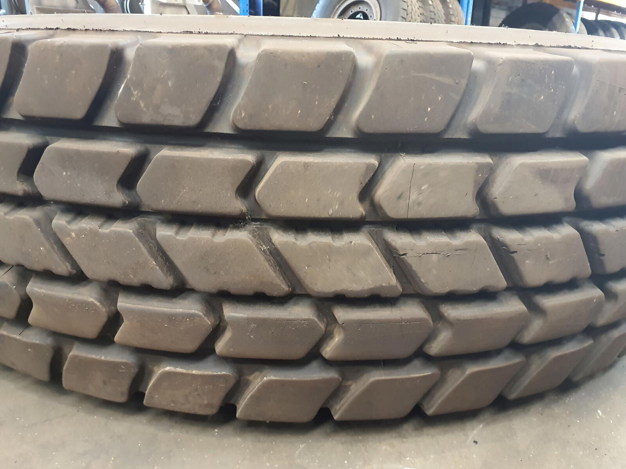 Grove Wheel 385/95R25 12 5.4 3p - Wheel and tire package for Crane: picture 3 Grove Wheel 385/95R25 12 5.4 3p - Wheel and tire package for Crane: picture 3