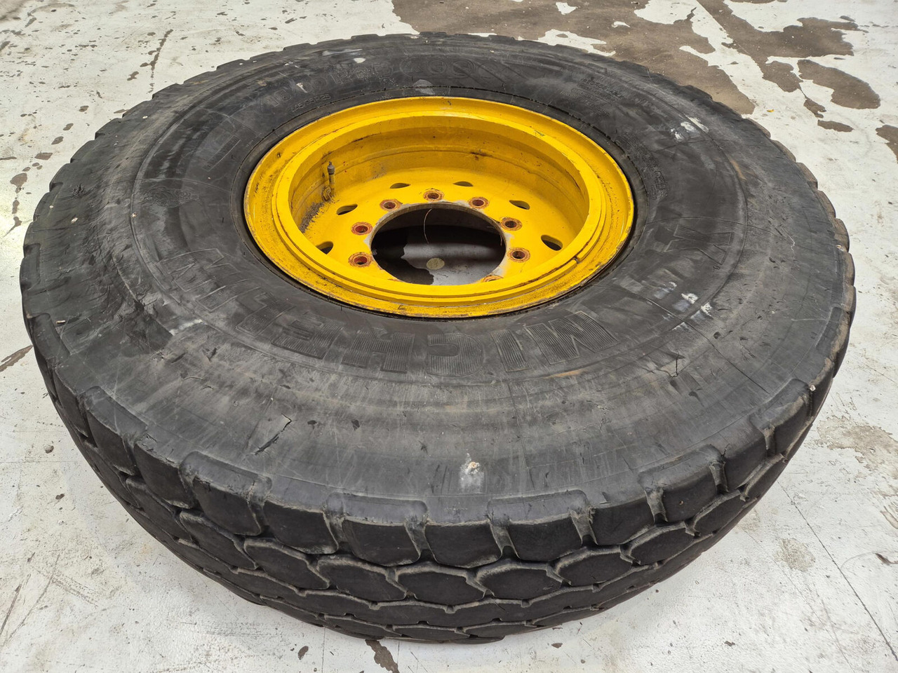 Grove Wheel 445/95R25 10 13 3p - Wheel and tire package for Crane: picture 1 Grove Wheel 445/95R25 10 13 3p - Wheel and tire package for Crane: picture 1