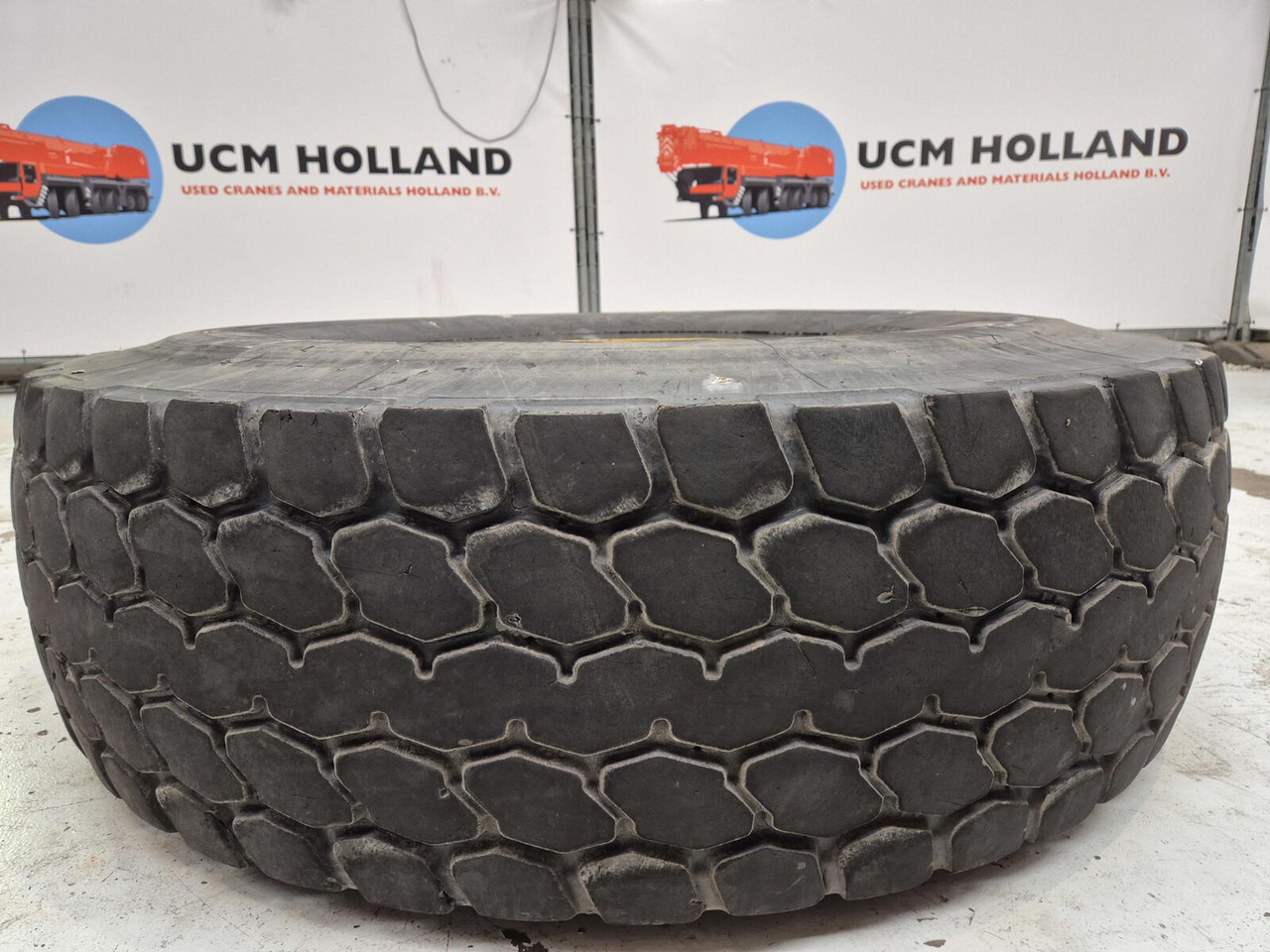 Grove Wheel 445/95R25 10 13 3p - Wheel and tire package for Crane: picture 3 Grove Wheel 445/95R25 10 13 3p - Wheel and tire package for Crane: picture 3