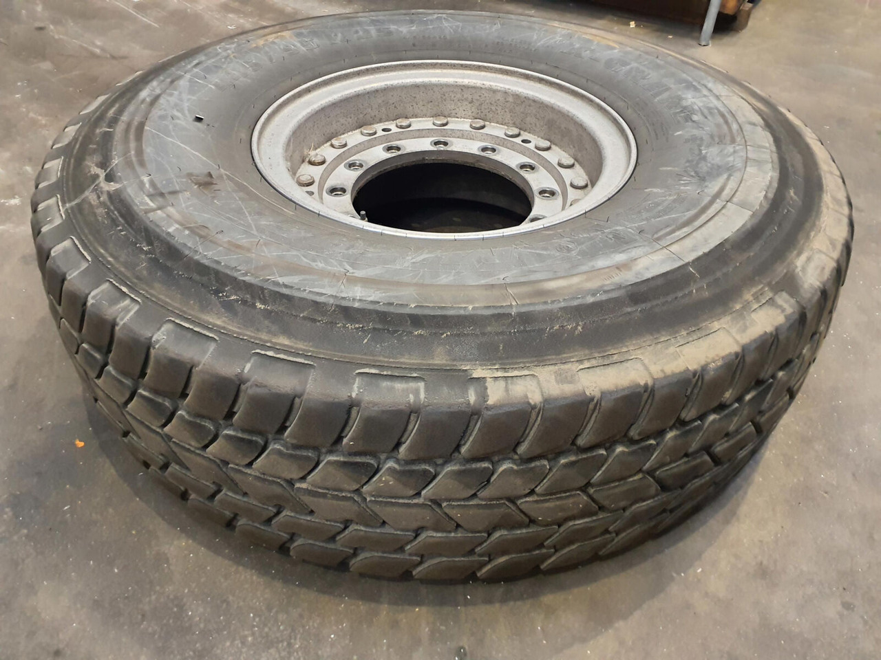 Grove Wheel 445/95R25 12 13.4 2p alu - Wheel and tire package for Crane: picture 2 Grove Wheel 445/95R25 12 13.4 2p alu - Wheel and tire package for Crane: picture 2
