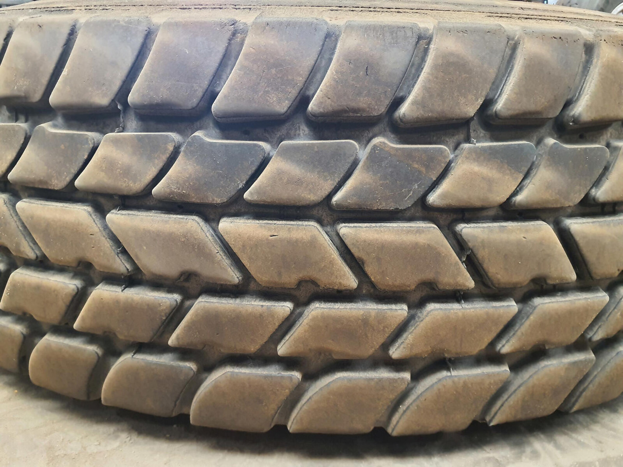 Grove Wheel 445/95R25 12 13.4 2p alu - Wheel and tire package for Crane: picture 3 Grove Wheel 445/95R25 12 13.4 2p alu - Wheel and tire package for Crane: picture 3