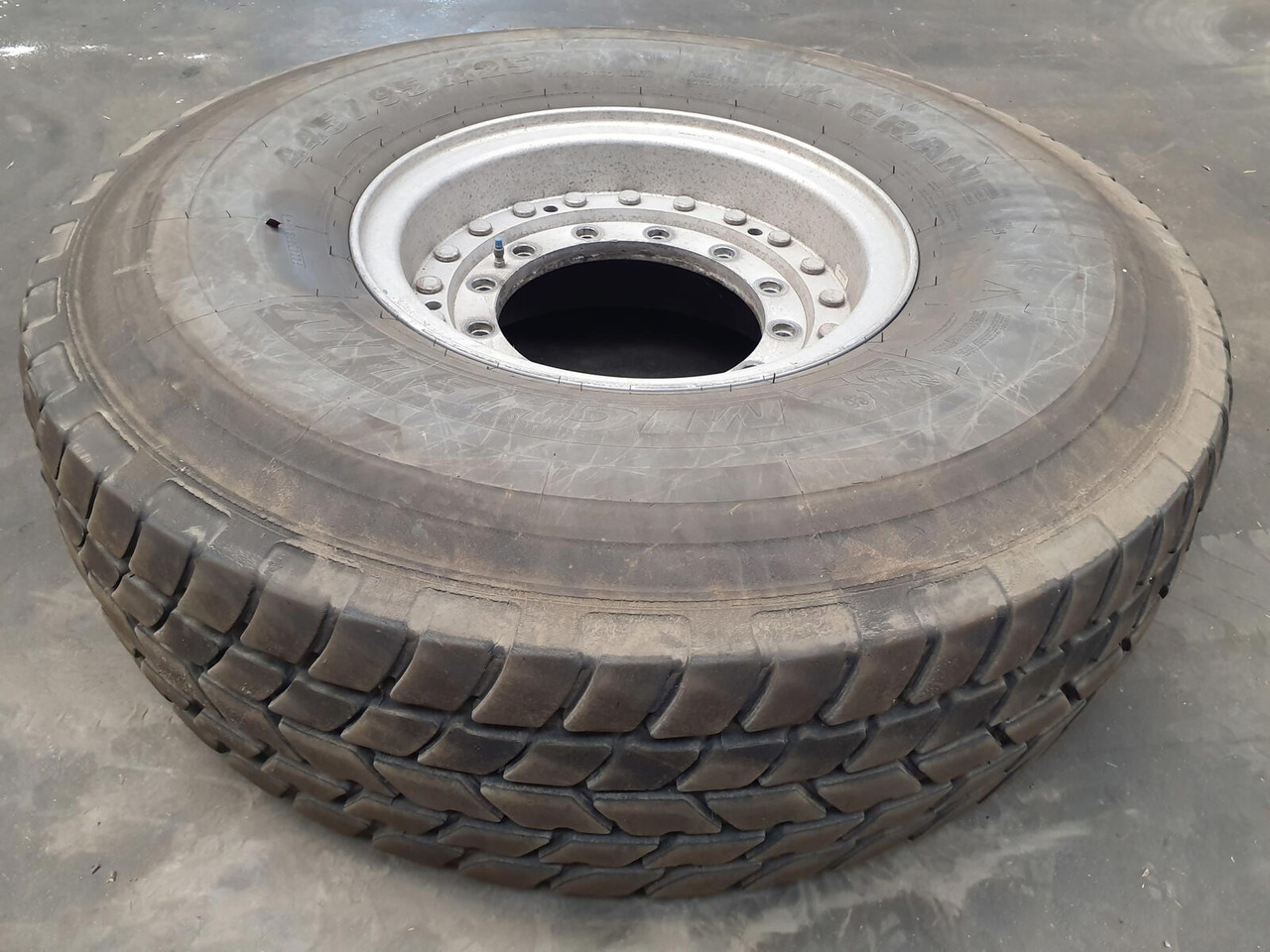 Grove Wheel 445/95R25 12 13.4 2p alu - Wheel and tire package for Crane: picture 2 Grove Wheel 445/95R25 12 13.4 2p alu - Wheel and tire package for Crane: picture 2
