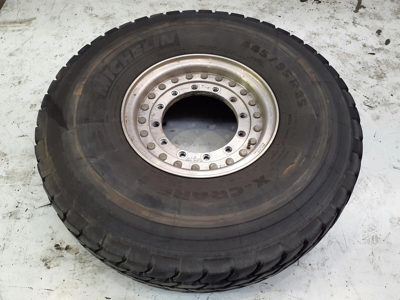 Grove Wheel 445/95R25 12 9 2p alu - Wheel and tire package for Crane: picture 3 Grove Wheel 445/95R25 12 9 2p alu - Wheel and tire package for Crane: picture 3