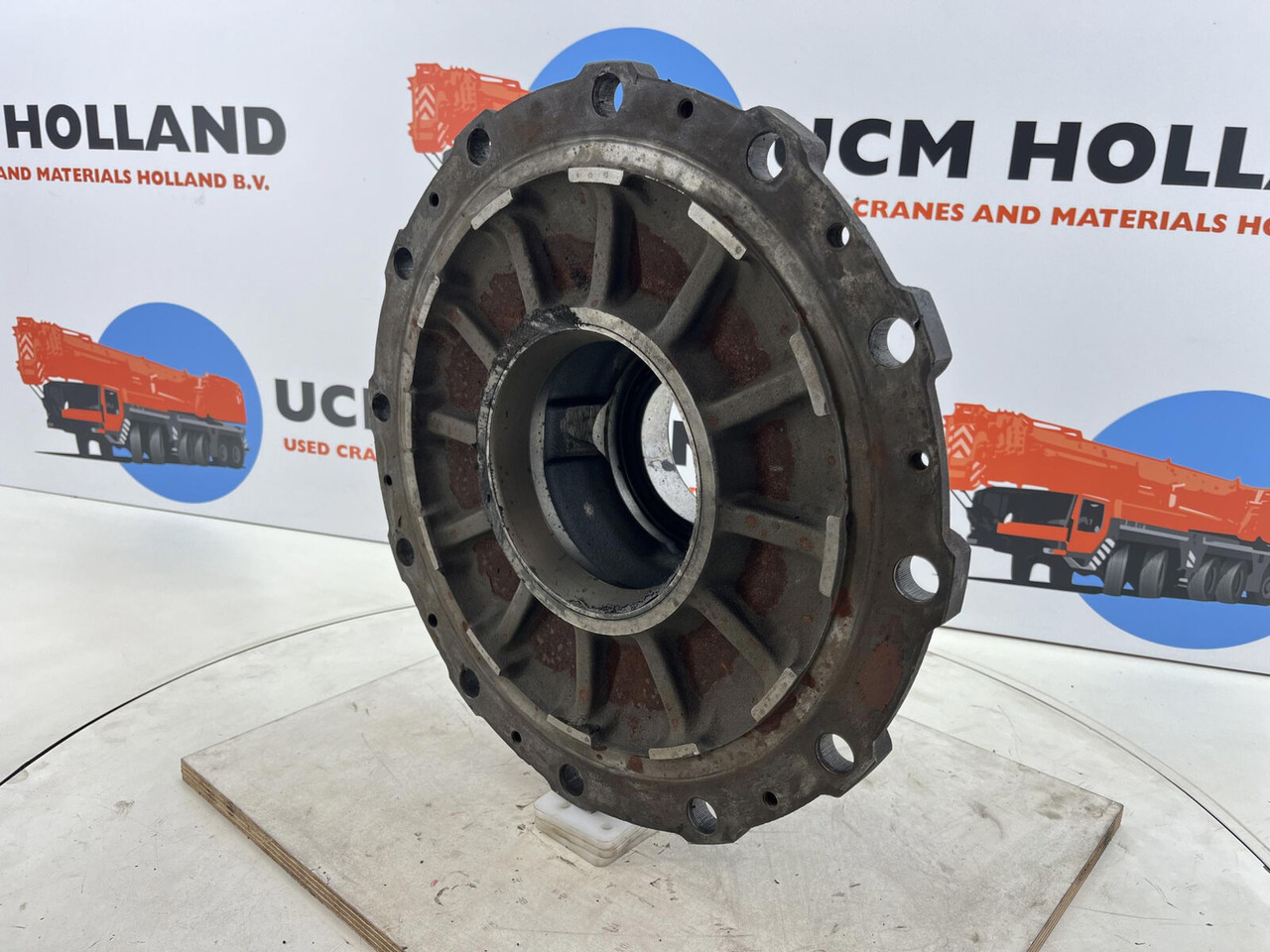 Krupp KMK 3045 Megatrak wheel hub - Wheel hub for Crane: picture 1 Krupp KMK 3045 Megatrak wheel hub - Wheel hub for Crane: picture 1