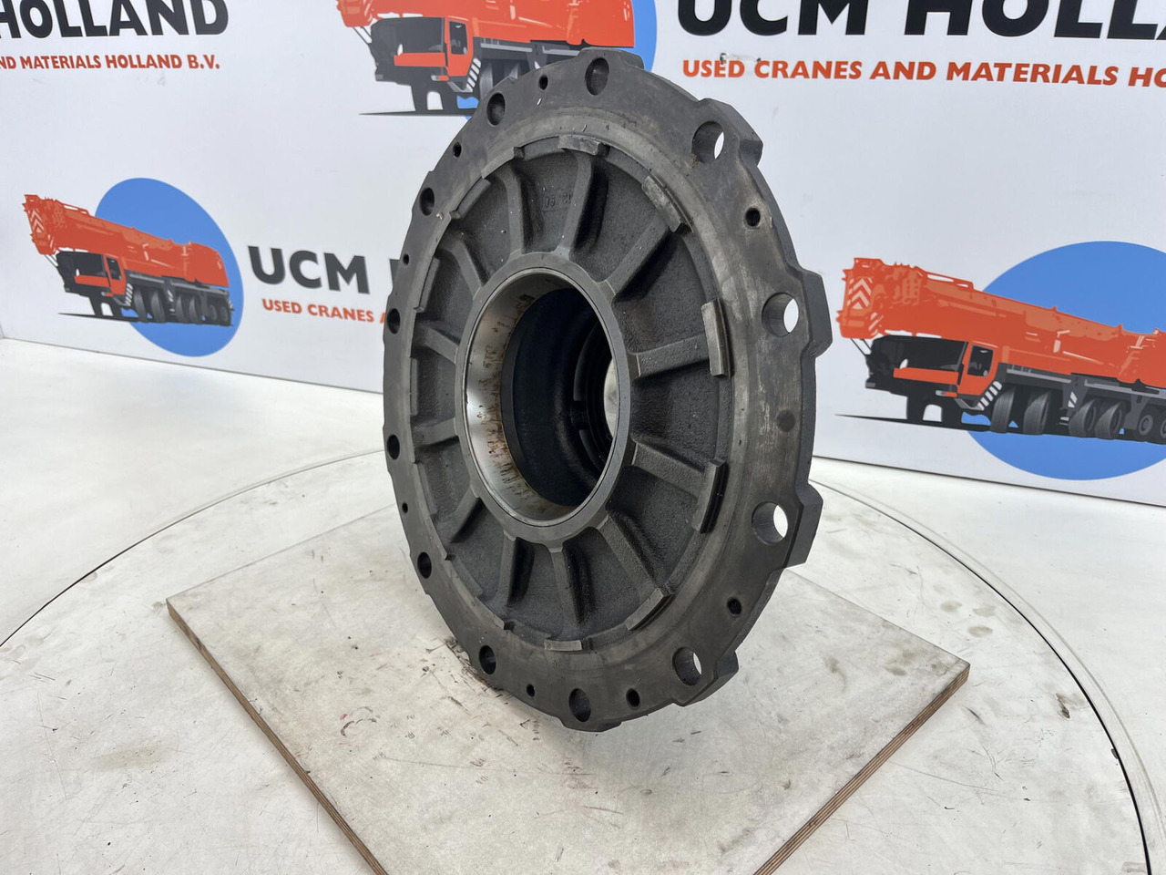 Krupp KMK 3045 Megatrak wheel hub - Wheel hub for Construction machinery: picture 1 Krupp KMK 3045 Megatrak wheel hub - Wheel hub for Construction machinery: picture 1
