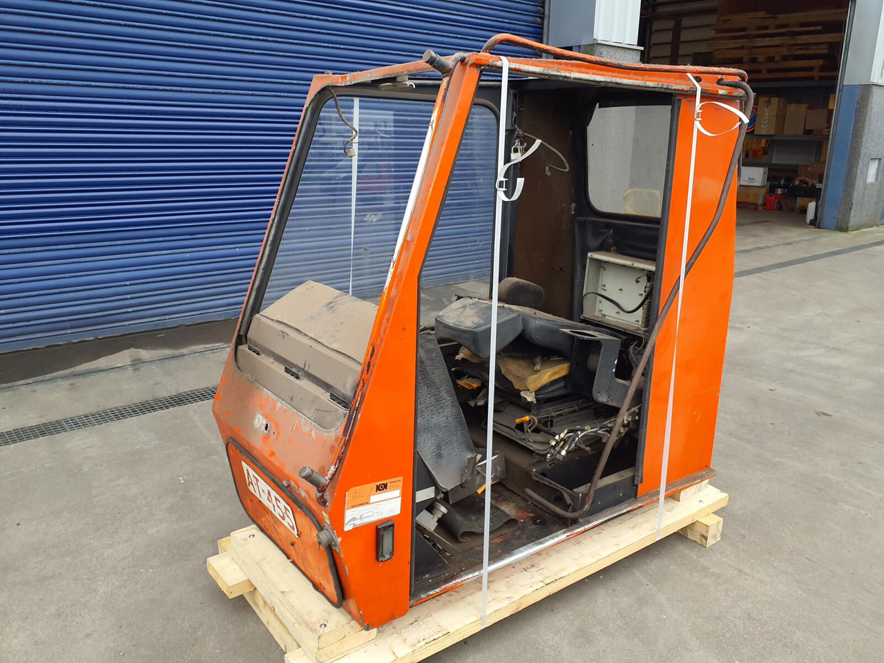 Krupp KMK 3045 upper cabin - Cab for Mobile crane: picture 1 Krupp KMK 3045 upper cabin - Cab for Mobile crane: picture 1