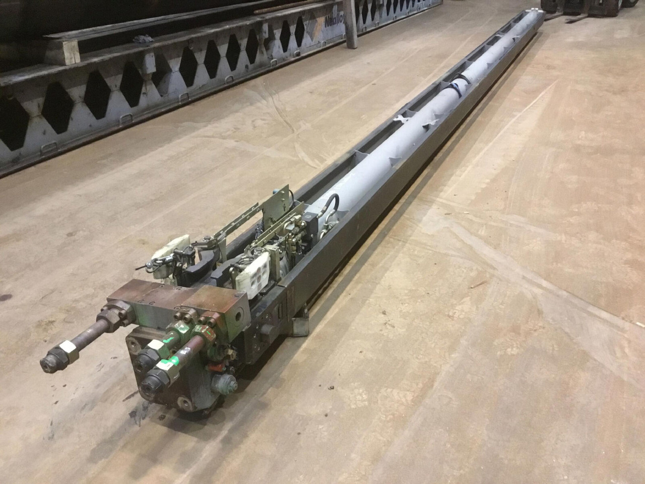 Liebherr LTM 1060-2 telescopic cylinder - Hydraulic cylinder for Mobile crane: picture 1 Liebherr LTM 1060-2 telescopic cylinder - Hydraulic cylinder for Mobile crane: picture 1