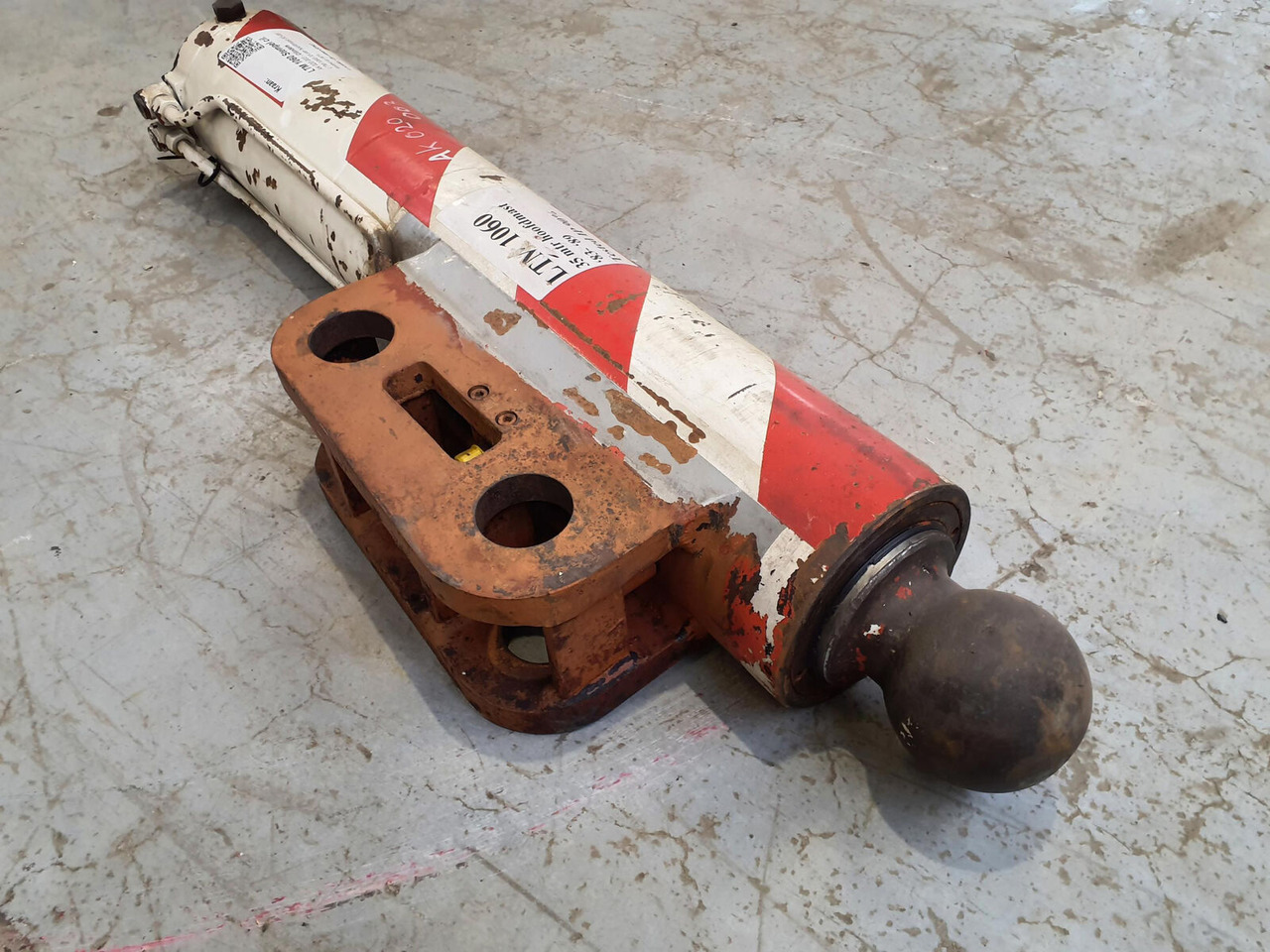 Liebherr LTM 1060 outrigger cylinder - Hydraulic cylinder for Crane: picture 1 Liebherr LTM 1060 outrigger cylinder - Hydraulic cylinder for Crane: picture 1