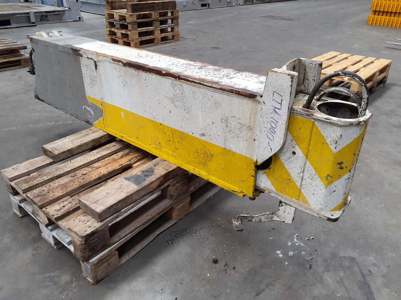 Liebherr LTM 1090-2 outrigger beam - Suspension for Crane: picture 1 Liebherr LTM 1090-2 outrigger beam - Suspension for Crane: picture 1