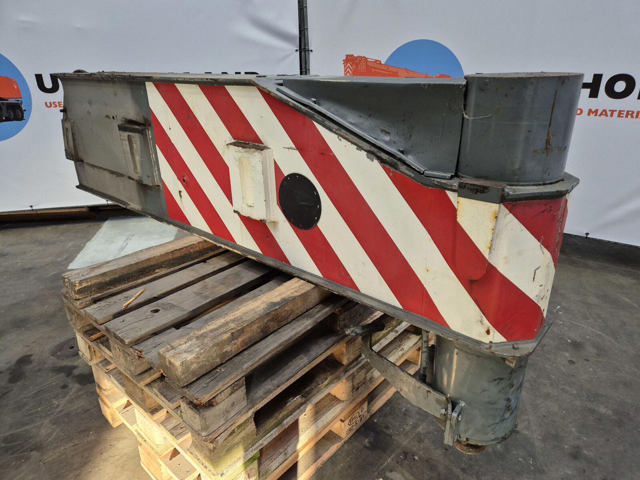 Liebherr LTM 1250-6.1 outriggerbeam rear with support cylinder - Suspension for Crane: picture 1 Liebherr LTM 1250-6.1 outriggerbeam rear with support cylinder - Suspension for Crane: picture 1