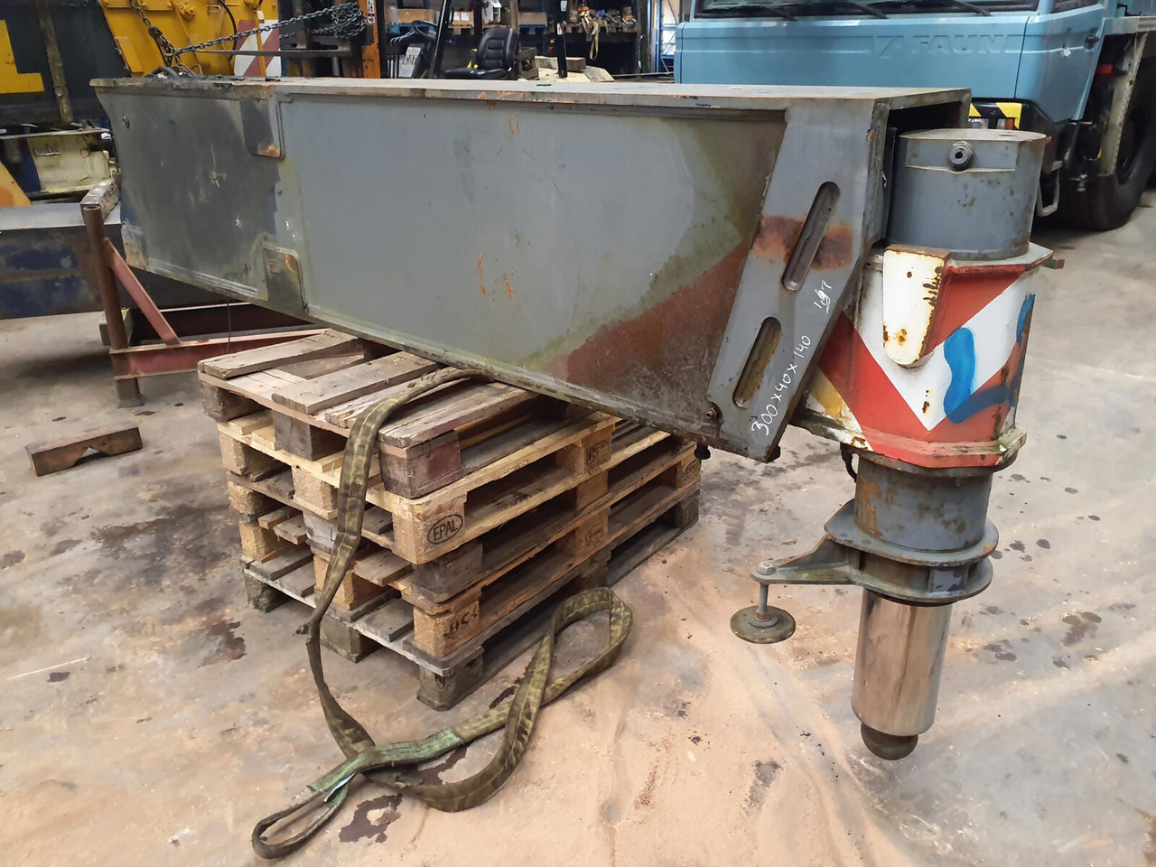 Liebherr LTM 1300 outrigger complete rear L - Suspension for Mobile crane: picture 1 Liebherr LTM 1300 outrigger complete rear L - Suspension for Mobile crane: picture 1