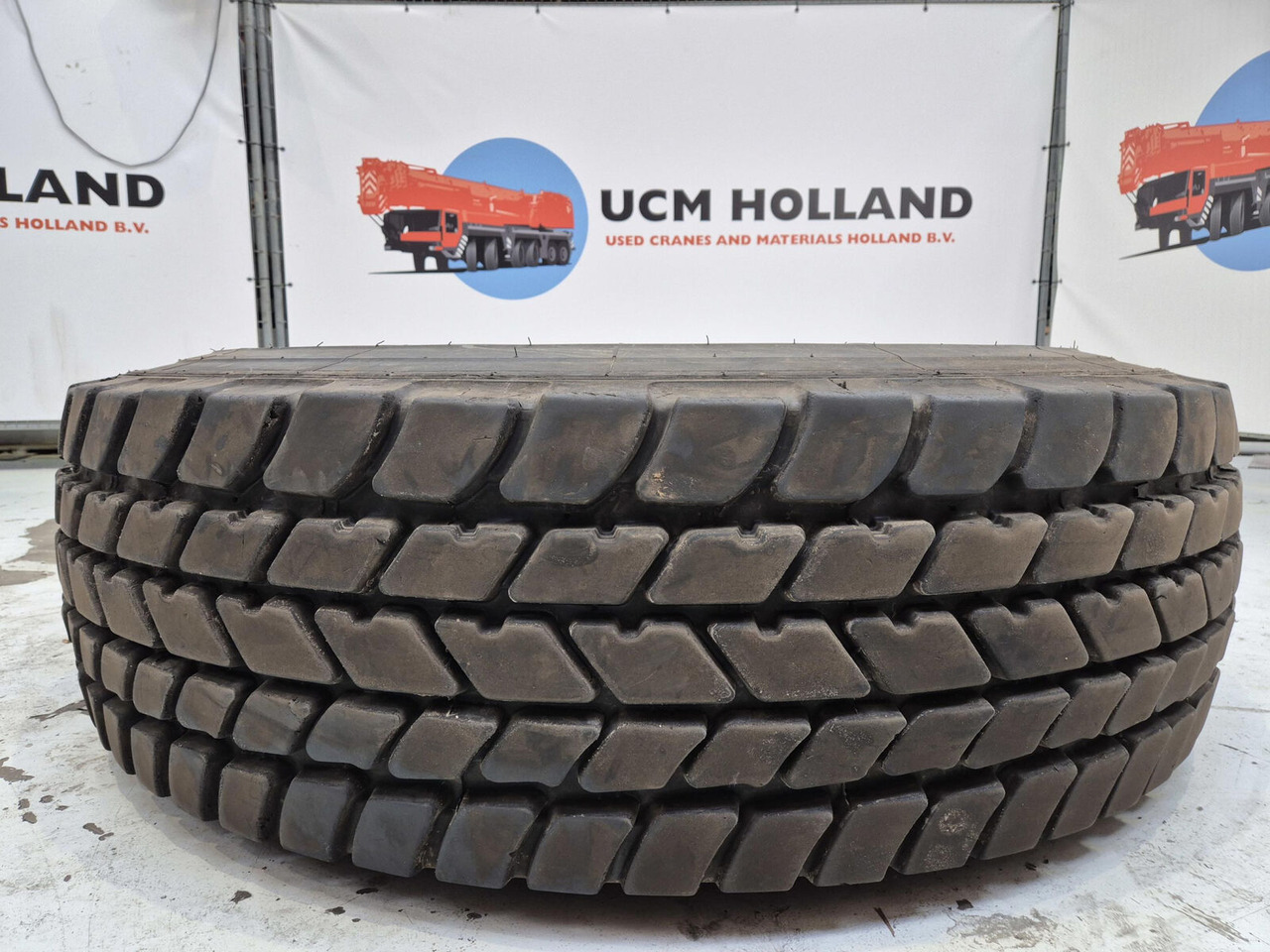 Michelin Wheel 445/95R25 10 12 1p - Wheel and tire package for Crane: picture 3 Michelin Wheel 445/95R25 10 12 1p - Wheel and tire package for Crane: picture 3