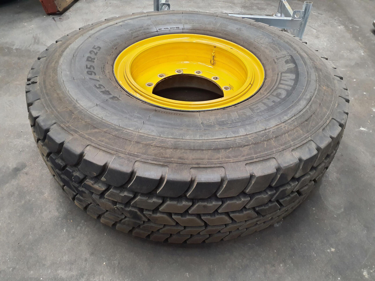 Michelin Wheel 445/95R25 12 14.8 3p - Wheel and tire package for Crane: picture 2 Michelin Wheel 445/95R25 12 14.8 3p - Wheel and tire package for Crane: picture 2