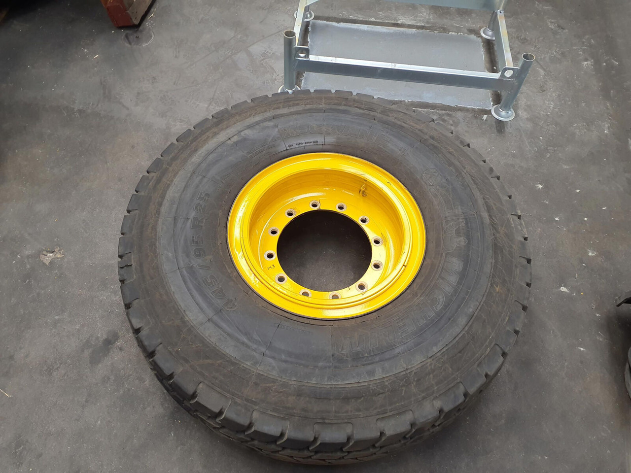 Michelin Wheel 445/95R25 12 14.8 3p - Wheel and tire package for Crane: picture 1 Michelin Wheel 445/95R25 12 14.8 3p - Wheel and tire package for Crane: picture 1