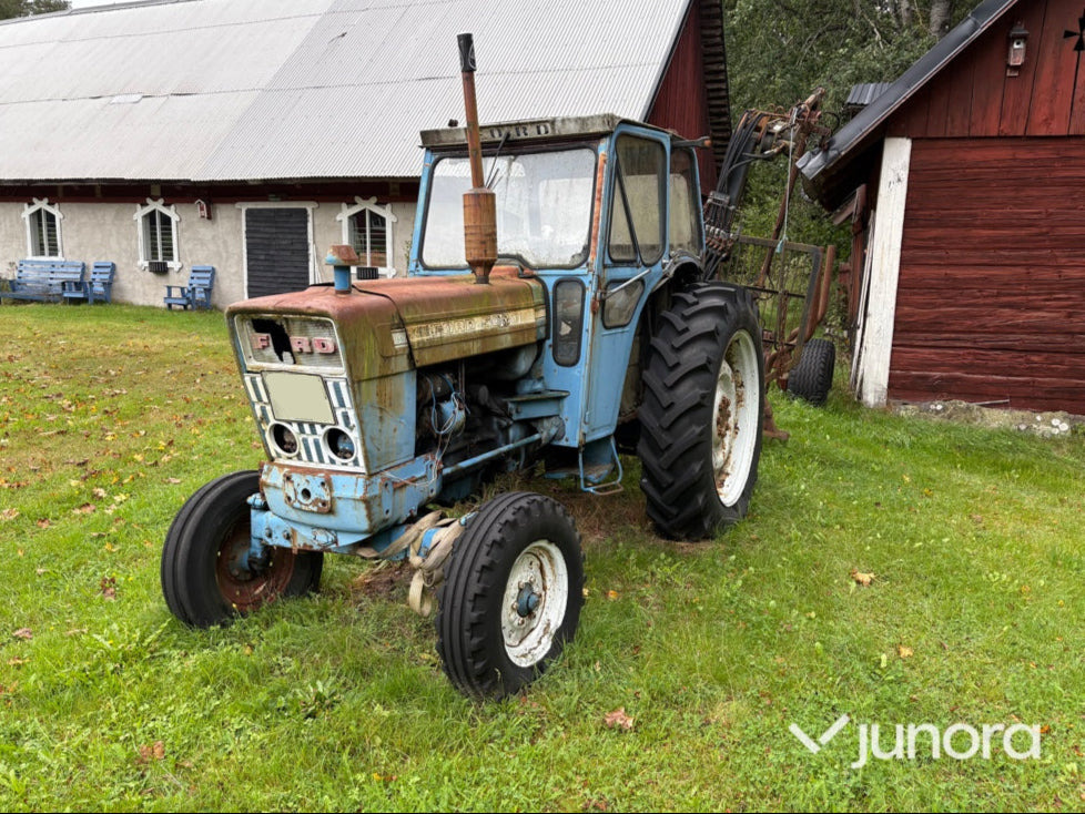 Ford 5000 med skogsvagn och kran - Farm tractor: picture 1 Ford 5000 med skogsvagn och kran - Farm tractor: picture 1