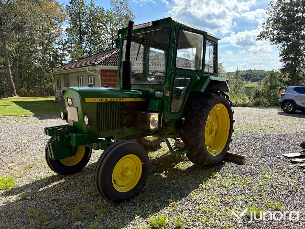 John Deere 2130 - Farm tractor: picture 1 John Deere 2130 - Farm tractor: picture 1